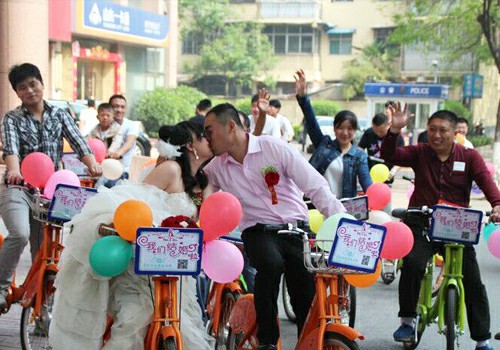 低碳環(huán)保的浪漫—— 90后濟(jì)寧小伙蹬公共自行車娶媳婦