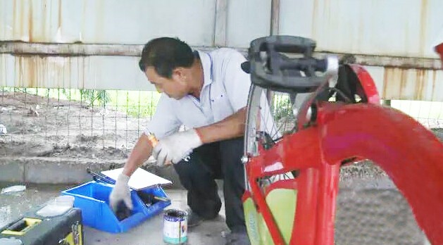 熱心師傅路邊修理公共自行車 保障市民騎行安全