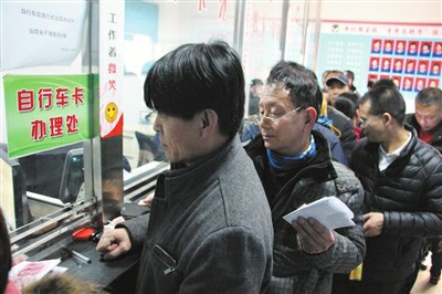 公共自行車業(yè)務(wù)開通多日市民仍辦卡踴躍