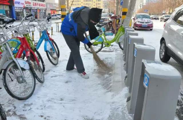 山東大地公共自行車工作人員風(fēng)雪無阻保障市民騎行展現(xiàn)永安精神風(fēng)采