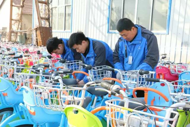 親子公共自行車亮相安丘街頭