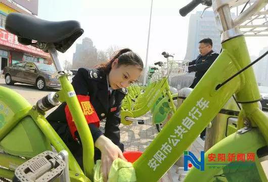 安陽：國稅志愿者為公共自行車義務(wù)保潔