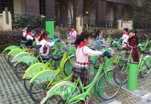 “踐行雷鋒精神，倡導(dǎo)綠色出行”：我給公共自行車(chē)“洗個(gè)澡”