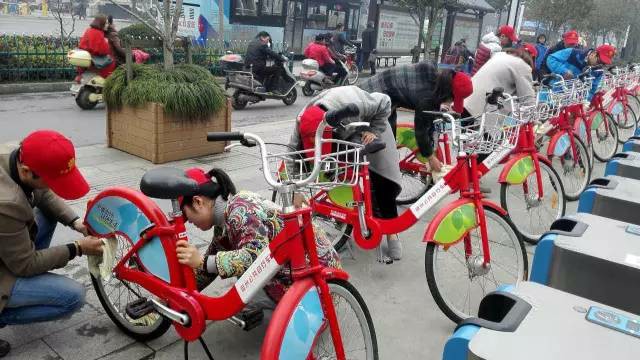 學(xué)習(xí)雷鋒精神，為公共自行車(chē)大掃除