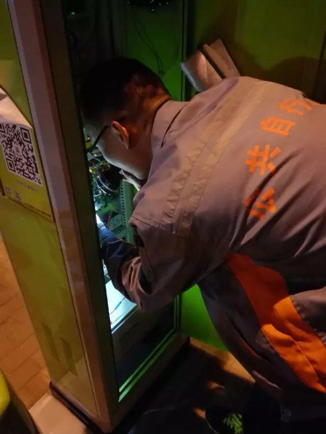 夜幕下的身影，安全出行的守候