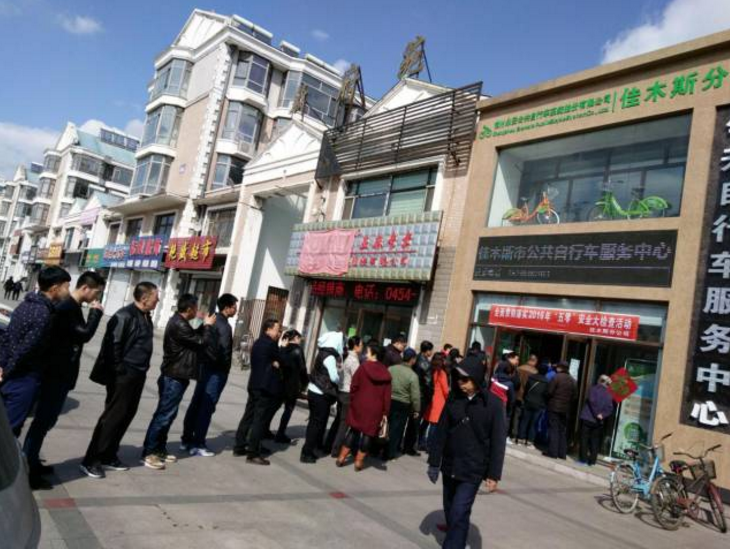 佳木斯公共自行車運(yùn)營一年多，市民依舊踴躍辦卡