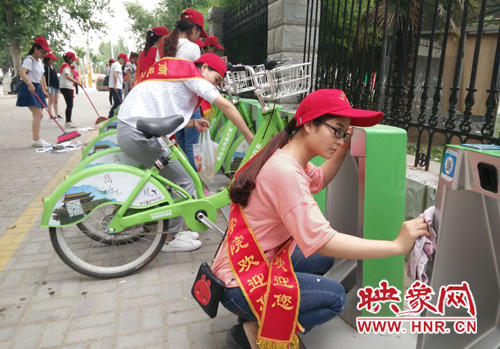 商丘百余名高校生自發(fā)組織給公共自行車洗澡