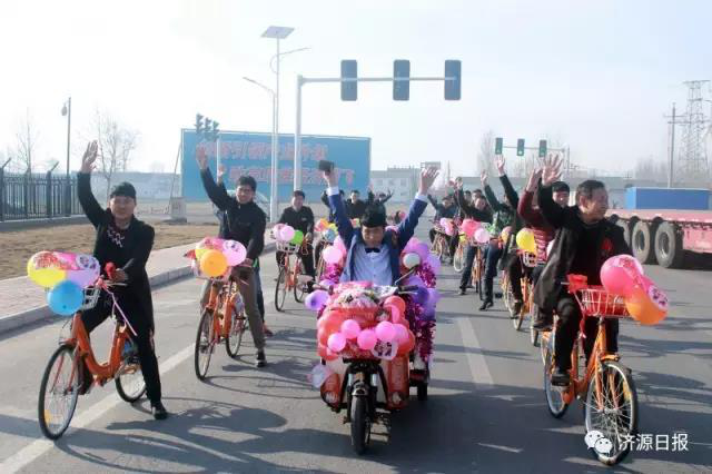 公共自行車隊迎親 濟源這小兩口浪漫又拉風(fēng)