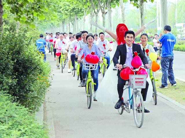 滕州：小伙騎著公共自行車去迎親，新娘說……