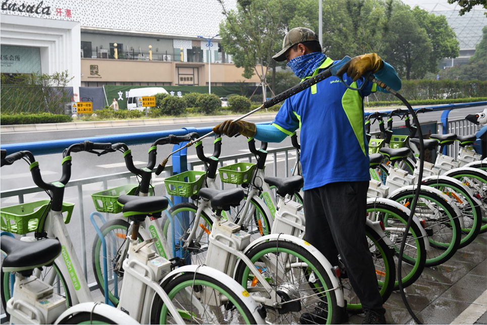 世界無車日，志愿者走上街頭擦亮共享助力車