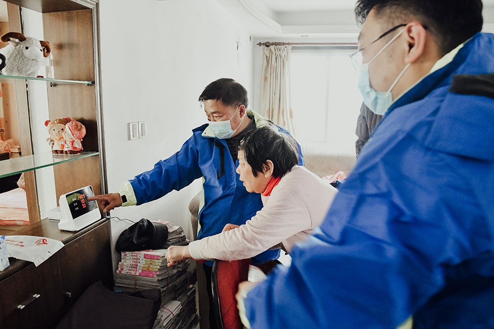 智能機器人給老人當“保姆” 緊急需求一鍵解決
