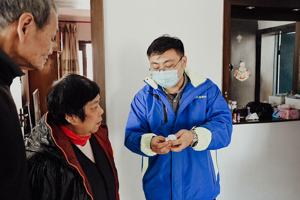 工永安行作人員上門(mén)給老人講解演示智能機(jī)器人功能