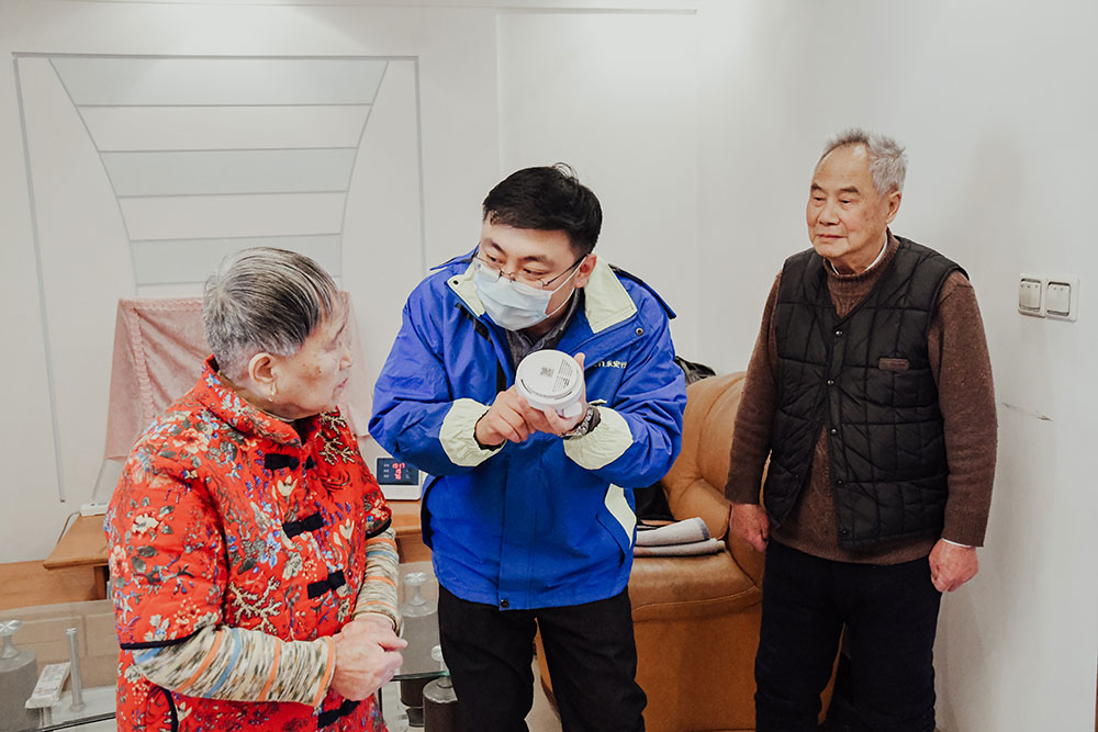 工永安行作人員上門(mén)給老人講解演示智能機(jī)器人功能1