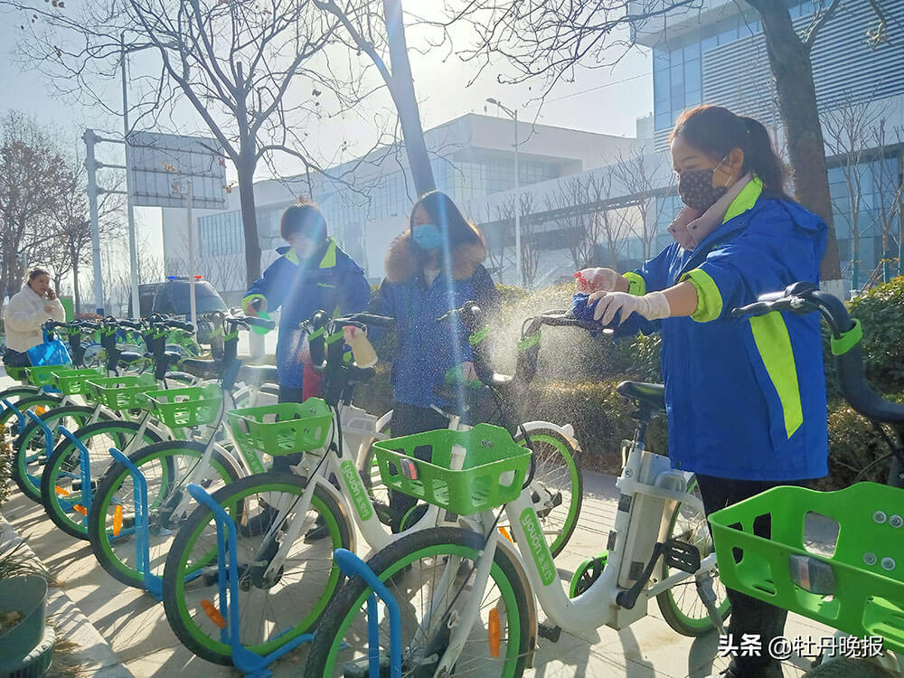 保障出行需求，他們每天為3800輛助力車消毒