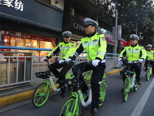 推廣綠色騎行！交警支隊(duì)的警察叔叔騎起了共享單車