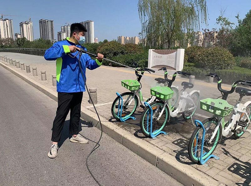 機(jī)器沖洗+人工擦拭，讓助力車重現(xiàn)靚麗“容顏”