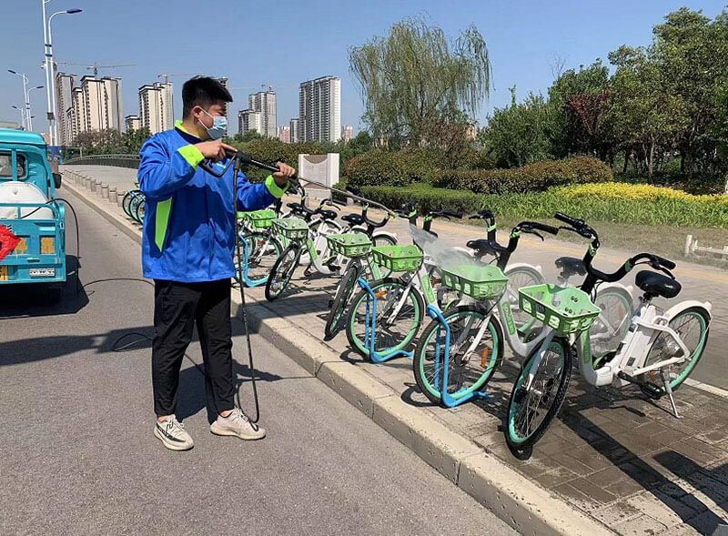 機(jī)器沖洗+人工擦拭，讓助力車(chē)重現(xiàn)靚麗“容顏”1