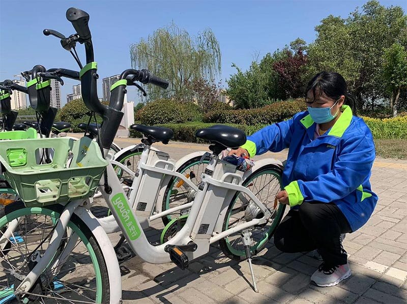 機(jī)器沖洗+人工擦拭，讓助力車(chē)重現(xiàn)靚麗“容顏”2