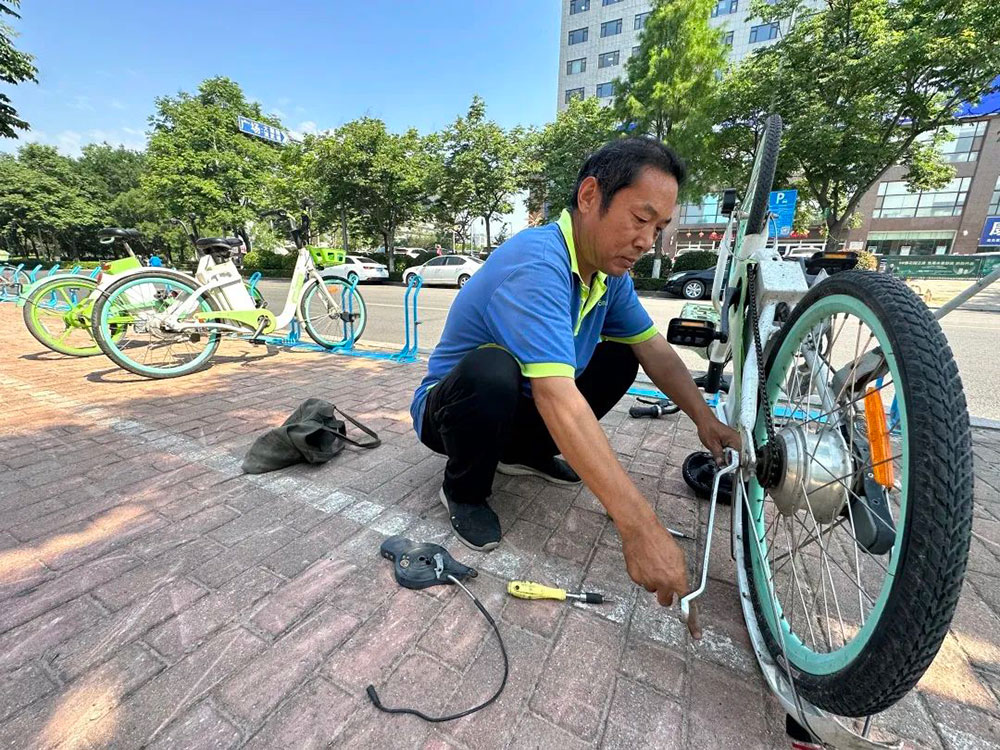 高溫下的堅守：每天檢修200余輛故障車，確保市民騎行安全