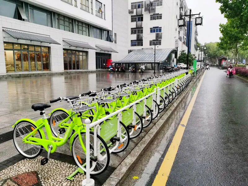 日均借車達(dá)15萬(wàn)次！“小綠車”13年“減碳”107萬(wàn)噸