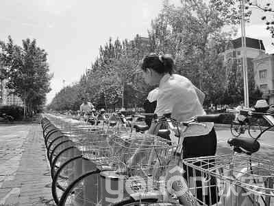 市民刷卡取車。本報記者
