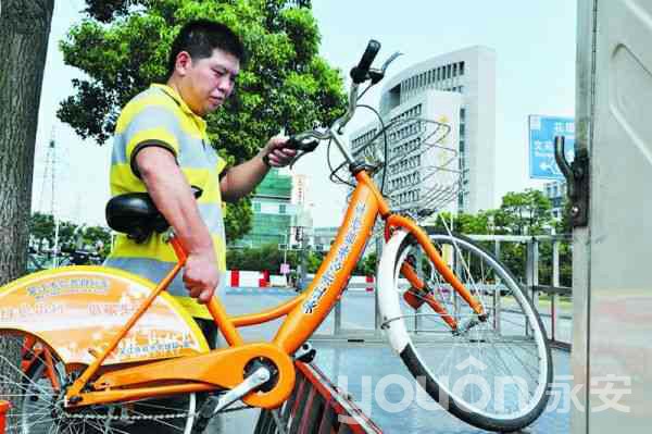 本報記者體驗(yàn)調(diào)度公共自行車