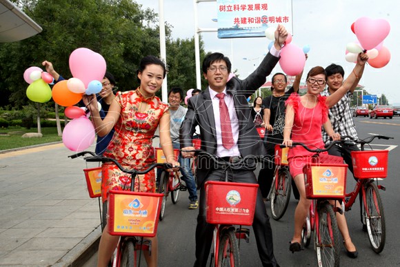 煙臺(tái)：世界無車日  一新郎借公共自行車娶新娘
