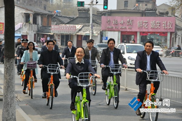 鎮(zhèn)江“公車(chē)”試行首日  市長(zhǎng)朱曉明騎車(chē)體驗(yàn)