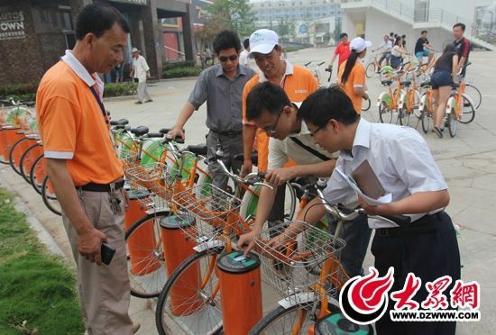 采訪團記者做好準備體驗公共自行車。 記者 郭豪 攝。