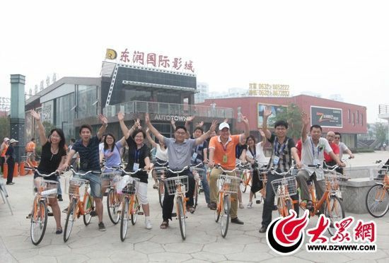 采訪團記者做好準備體驗公共自行車。 記者 郭豪 攝。