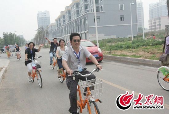 記者們騎上公共自行車，感受到城市公共自行車的便捷和樂趣。 記者 郭豪 攝。