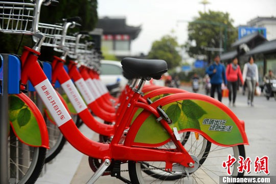 揚州推出首個公共自行車服務系統(tǒng)  綠色出行成新風尚