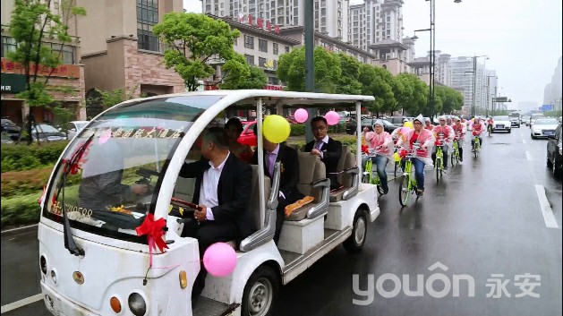 公共自行車(chē)冒雨迎親