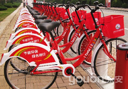 煙臺市政工人忙養(yǎng)護(hù)  巡檢20余個(gè)公共自行車站點(diǎn)