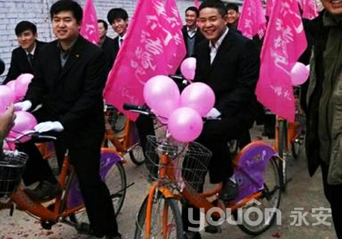 永城一對新人辦創(chuàng)意婚禮  迎親車隊騎自行車