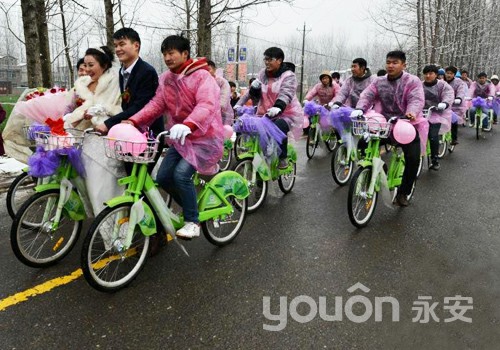 【今日頭條】永安公共自行車(chē)助90后小伙迎娶新娘，演繹冬日別樣浪漫。